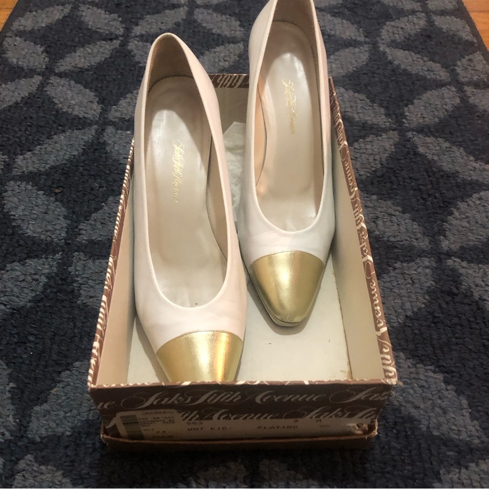 Vintage Saks Fifth Avenue Gold Toe Metallic Leather Heels. Sz 9M
